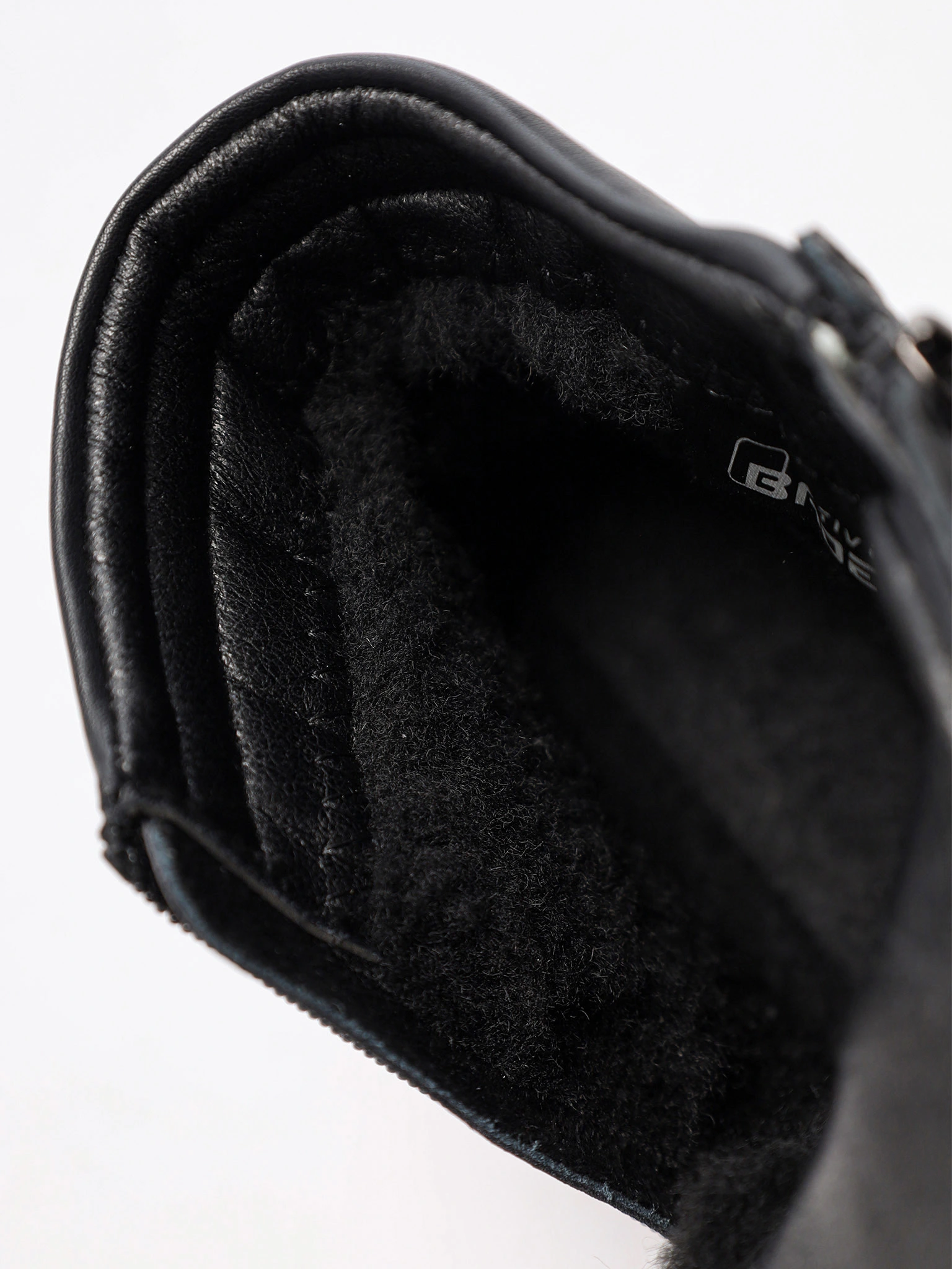 Ботинки черного цвета на средней платформе